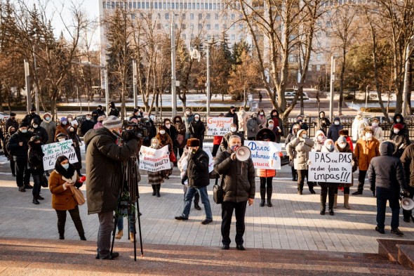 FOTO // Flash mob cu facturi la Președinție. Partidul „ȘOR” critică scumpirile fără precedent a gazelor